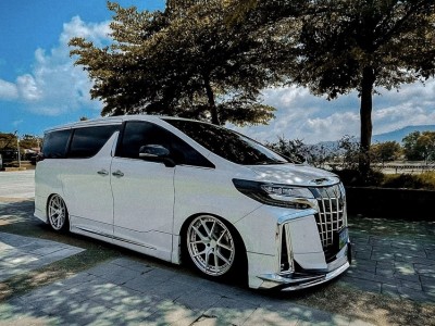 Toyota Alphard pursues low lying airride”Works from airbft Thailand”  