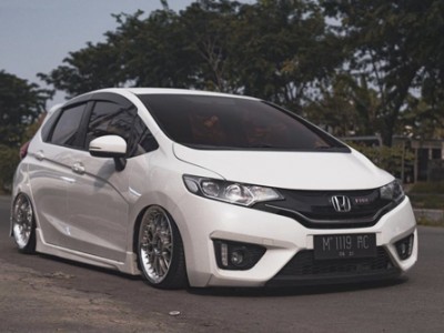 Airbft Indonesia designed a beautiful air suspension trunk for Honda Jazz
