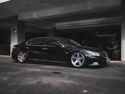 Indonesia Lexus LS AirRide“Explore extraordinary”