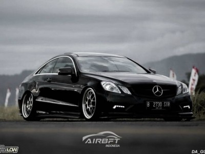 Low profile aggressive Benz E-Coupe refits American airbft airride