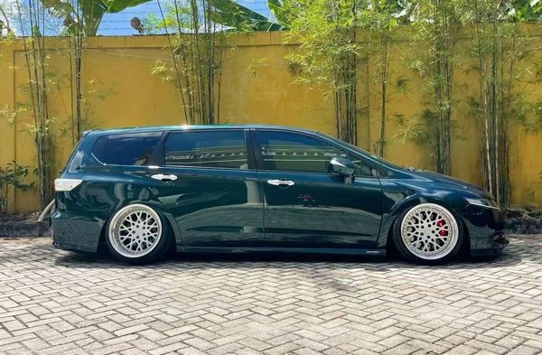 The most handsome wide body low lying MPV, modified by Honda Odyssey RB3