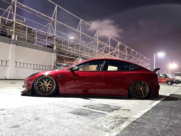 A Tesla Model3 from Hong Kong was refitted with the airbft airride