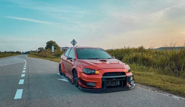 This big tail Mitsubishi Lancer is equipped with an airbft airlide. Is it your favorite type?