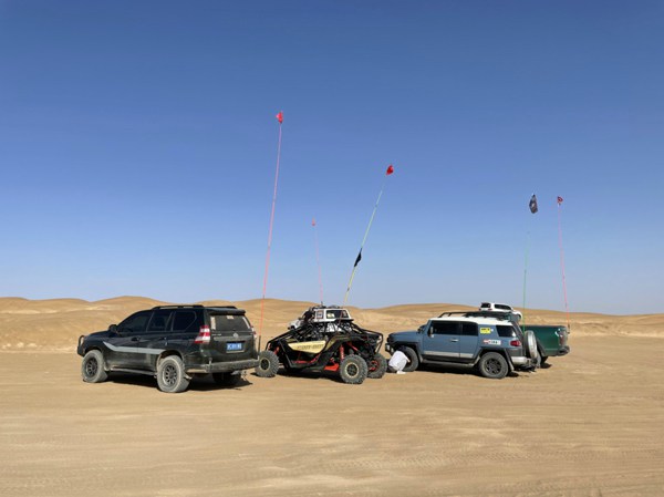 RV carrying airbag set out for test in Alashan Desert