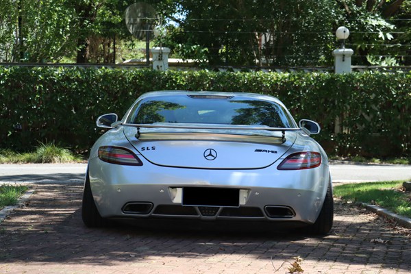 Mercedes Benz Sls Airride 'spreads its wings and flies' Mercedes Benz Sls Airride 'spreads its wings and flies'