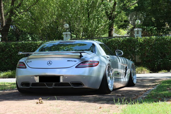 Mercedes Benz Sls Airride 'spreads its wings and flies' Mercedes Benz Sls Airride 'spreads its wings and flies'