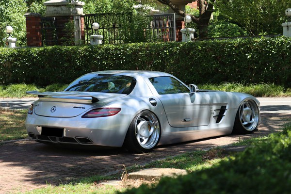 Mercedes Benz Sls Airride 'spreads its wings and flies' Mercedes Benz Sls Airride 'spreads its wings and flies'