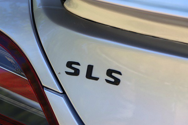 Mercedes Benz Sls Airride 'spreads its wings and flies' Mercedes Benz Sls Airride 'spreads its wings and flies'