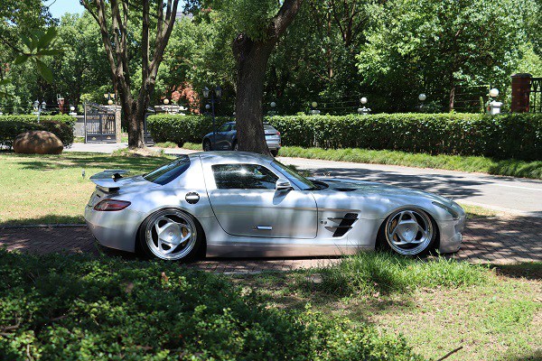 Mercedes Benz Sls Airride 'spreads its wings and flies' Mercedes Benz Sls Airride 'spreads its wings and flies'