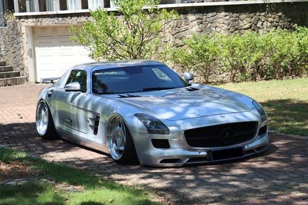 Mercedes Benz Sls Airride 'spreads its wings and flies' Mercedes Benz Sls Airride 'spreads its wings and flies'