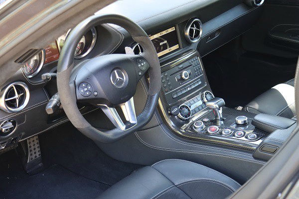 Mercedes Benz Sls Airride 'spreads its wings and flies' Mercedes Benz Sls Airride 'spreads its wings and flies'