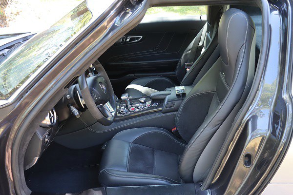 Mercedes Benz Sls Airride 'spreads its wings and flies' Mercedes Benz Sls Airride 'spreads its wings and flies'