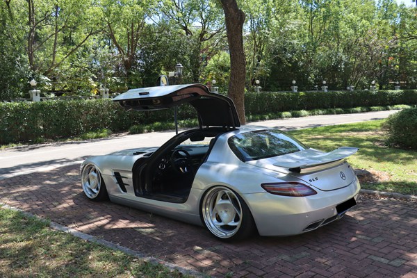 Mercedes Benz Sls Airride 'spreads its wings and flies' Mercedes Benz Sls Airride 'spreads its wings and flies'