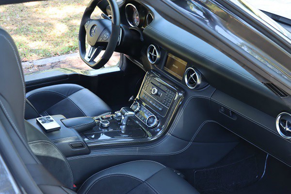 Mercedes Benz Sls Airride 'spreads its wings and flies' Mercedes Benz Sls Airride 'spreads its wings and flies'