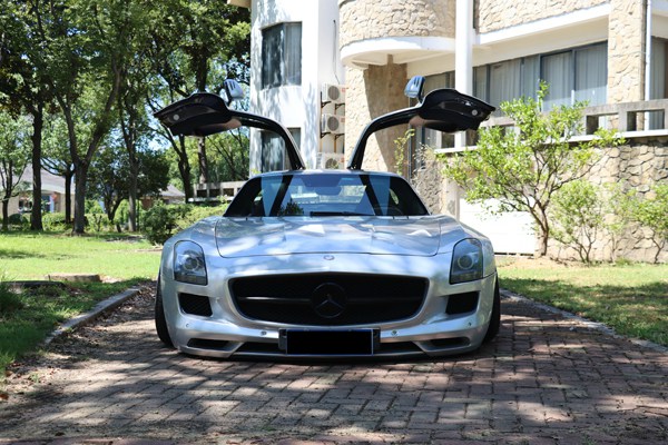 Mercedes Benz Sls Airride 'spreads its wings and flies' Mercedes Benz Sls Airride 'spreads its wings and flies'