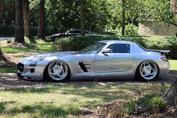 Mercedes Benz Sls Airride 'spreads its wings and flies' Mercedes Benz Sls Airride 'spreads its wings and flies'