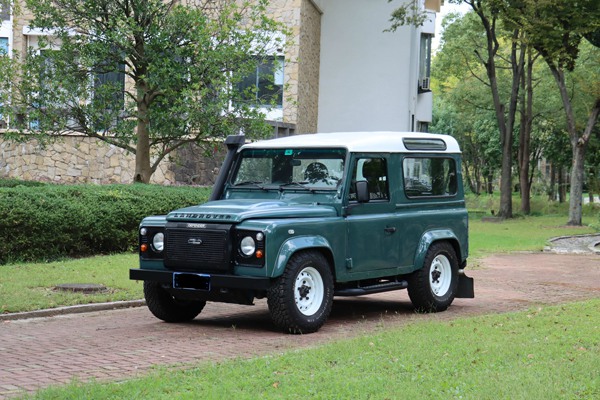 Land Rover Defender L316 Air Suspension Case Photo Land Rover Defender L316 Air Suspension Case Photo