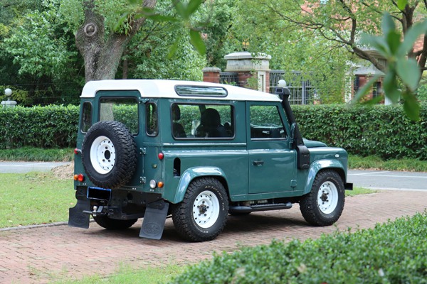 Land Rover Defender L316 Air Suspension Case Photo Land Rover Defender L316 Air Suspension Case Photo