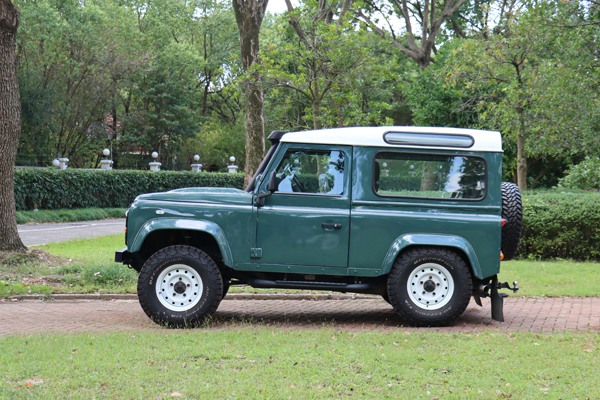 Land Rover Defender L316 Air Suspension Case Photo Land Rover Defender L316 Air Suspension Case Photo