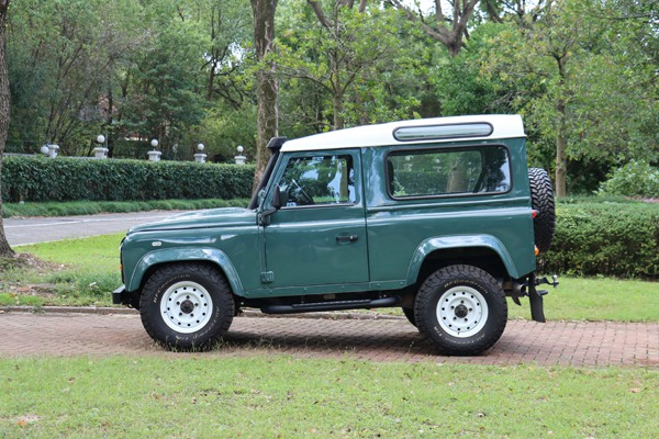 Land Rover Defender L316 Air Suspension Case Photo Land Rover Defender L316 Air Suspension Case Photo