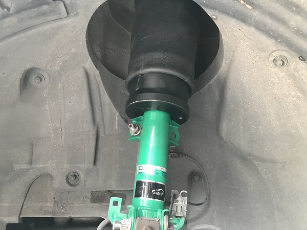 Benz V260L airsuspension Using Japanese tein shock absorber