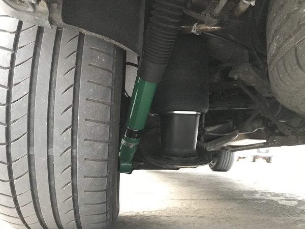 Benz V260L airsuspension Using Japanese tein shock absorber